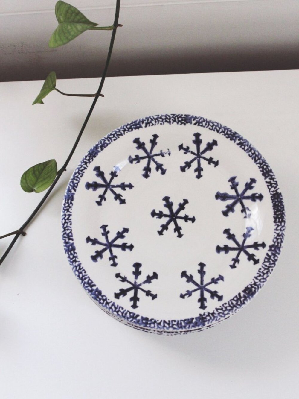 Vintage Holiday Snowflake Pattern Ceramic Dinner Plates Gibson Set Of 8 Blue Whi - Picture 4 of 7